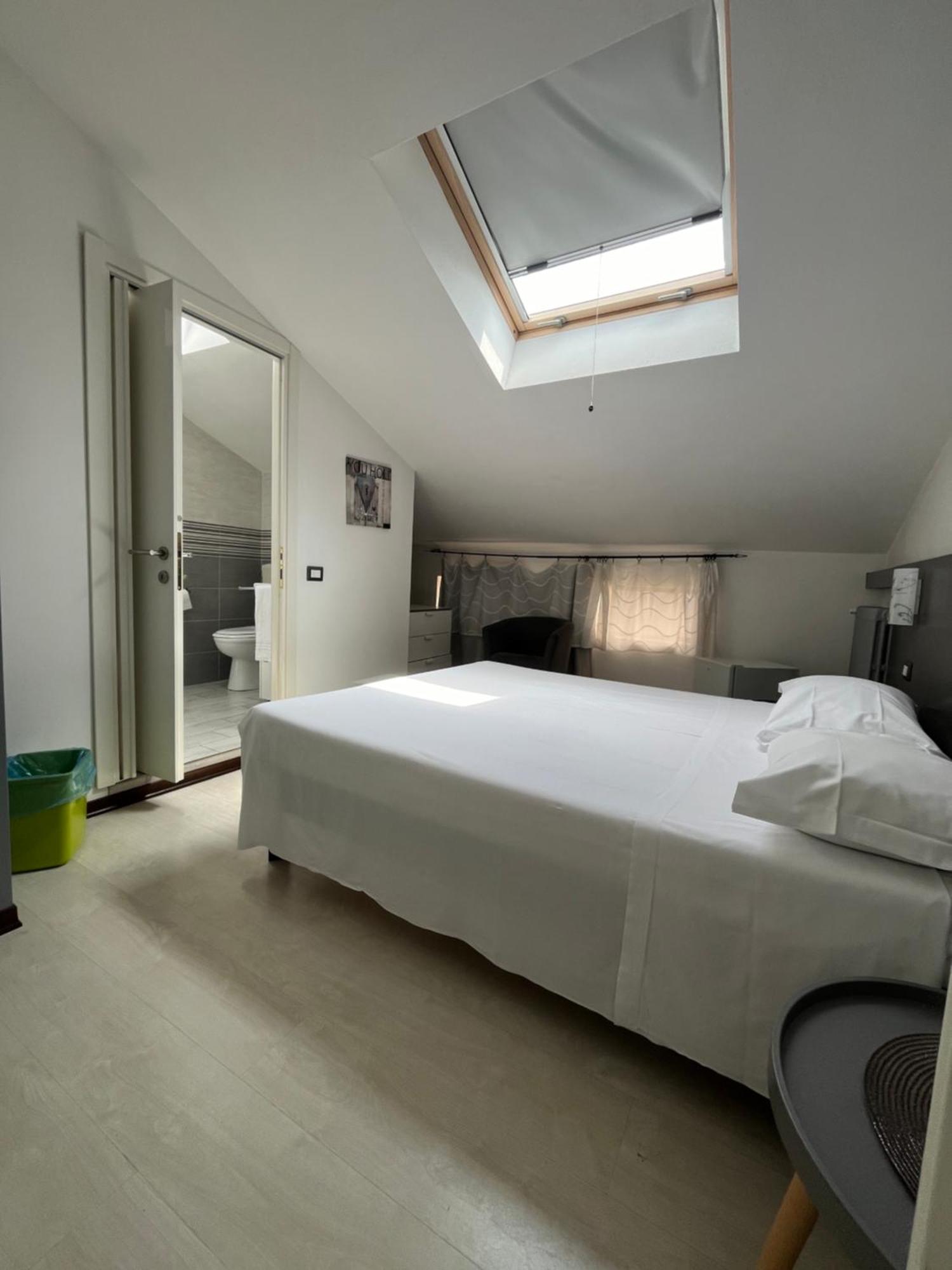 Bella Vita Guesthouse -Parcheggio Privato Interno Arona Εξωτερικό φωτογραφία