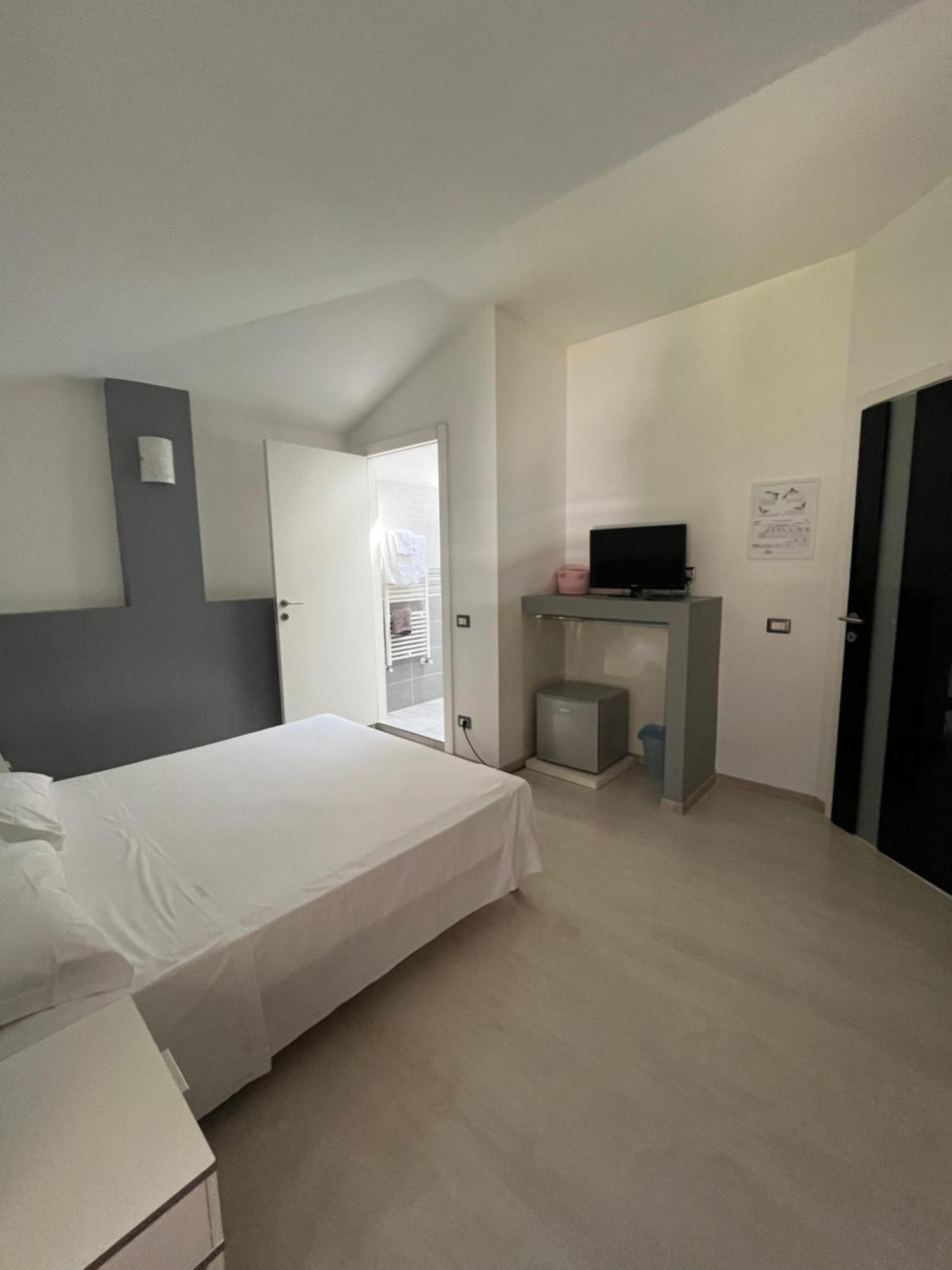 Bella Vita Guesthouse -Parcheggio Privato Interno Arona Εξωτερικό φωτογραφία