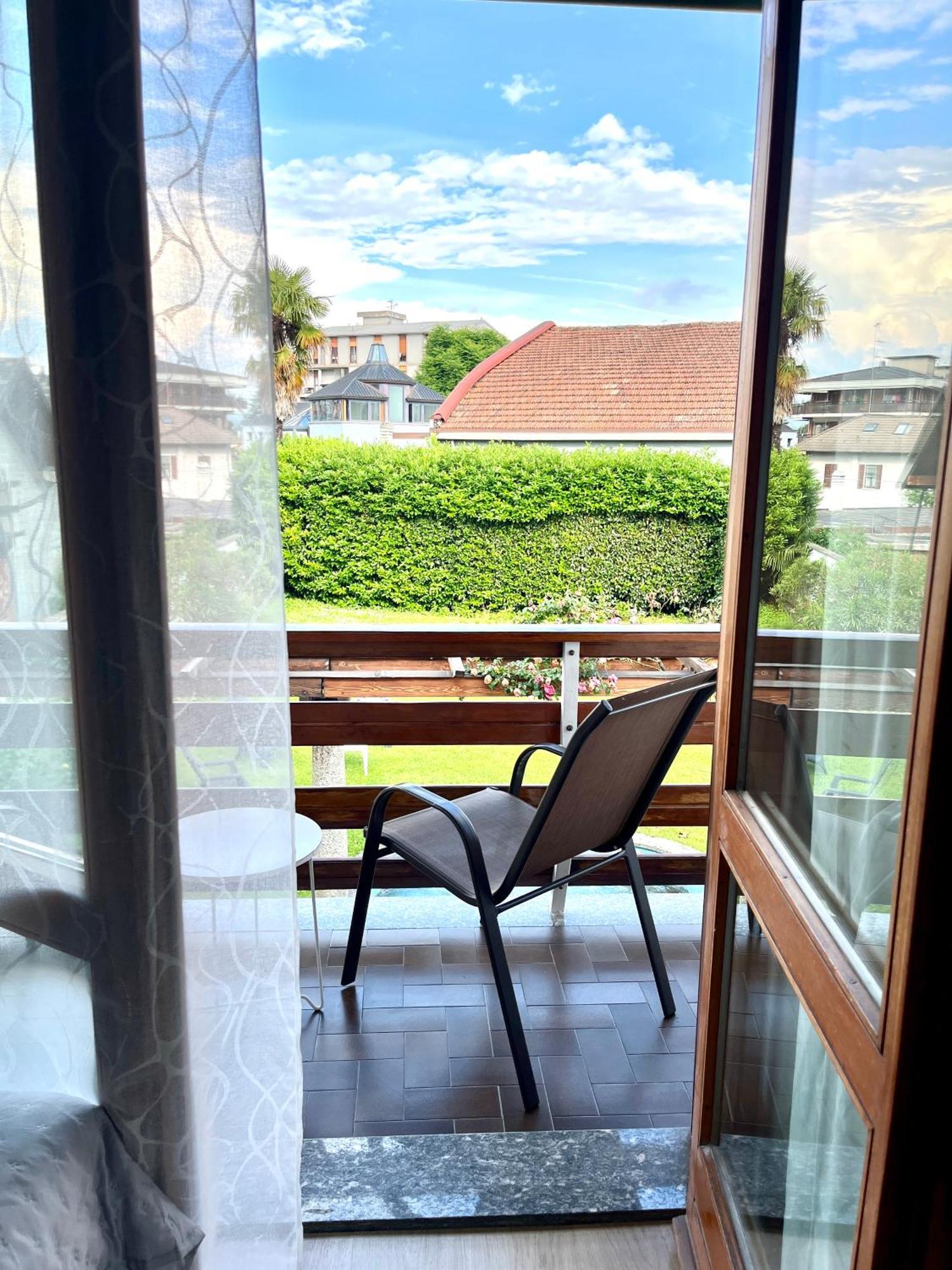 Bella Vita Guesthouse -Parcheggio Privato Interno Arona Εξωτερικό φωτογραφία